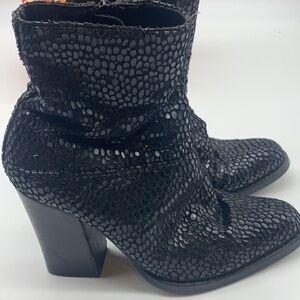 Mainframe Black Faux Snakeskin Print Sassy Ankle Boots Sz 6. BAB1141H